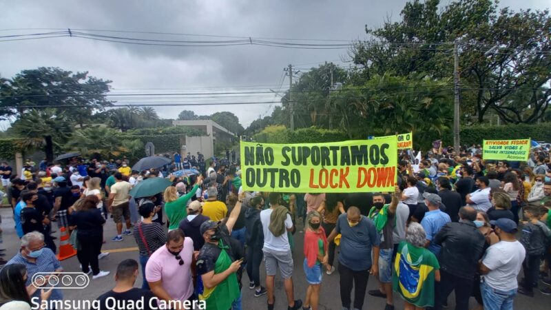 População na frente da casa do governador de DF